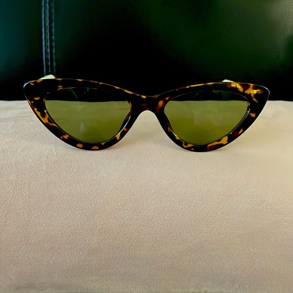 Gorgeous Cat Eye Sunglasses - Brown Tortoise Pearl - Picture 2 of 5